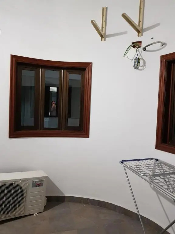 Apartamento privado en una zona tranquila y próxima al aeropuerto TF norte y a la ciudad de San Cristóbal de la Laguna .