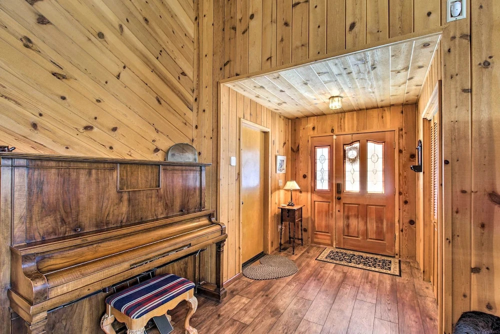 Pinetop Cabin w/ Private Patio on Eighth Green