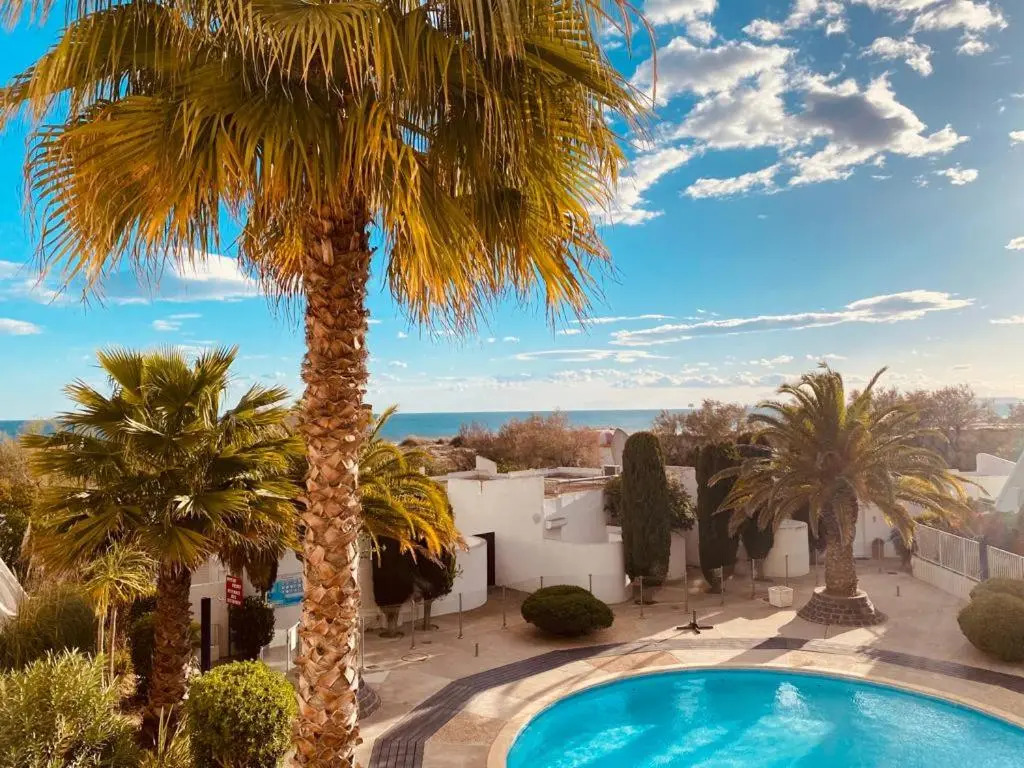 LE CALI, P2 Cabine dans une résidence avec piscine, vue mer et parking privé