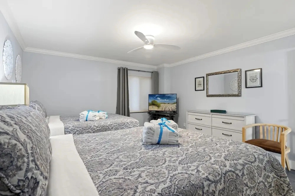 Escape to Beachfront Paradise: 2br/2ba Condo on the Gulf, Sleeps 8