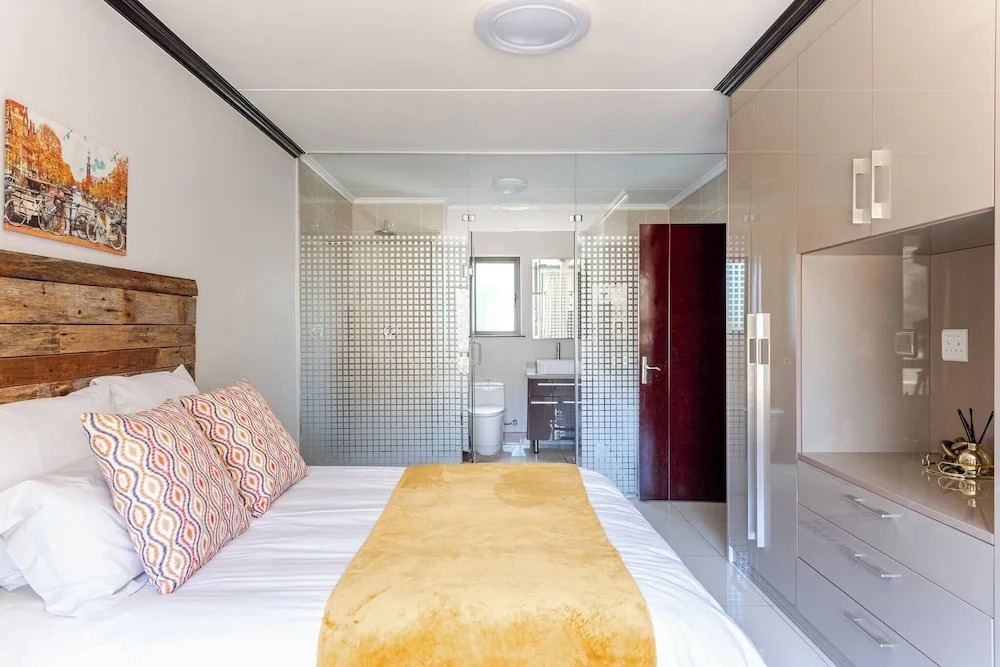 Light-filled 2BR 2BA Spacious Apartment