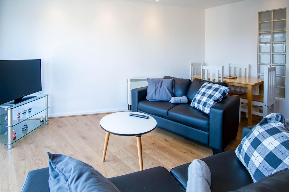 Ocean View - 2 Bedroom Apt - Llanelli