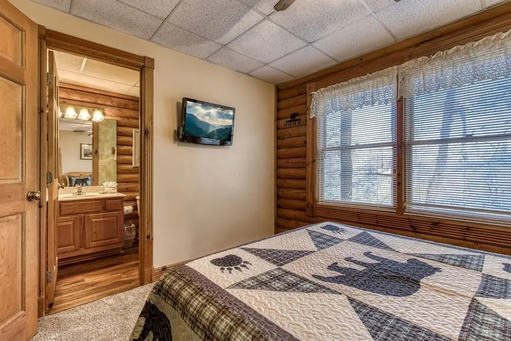ER92 - Virginias Villa - Great location! Close to all the action! cabin