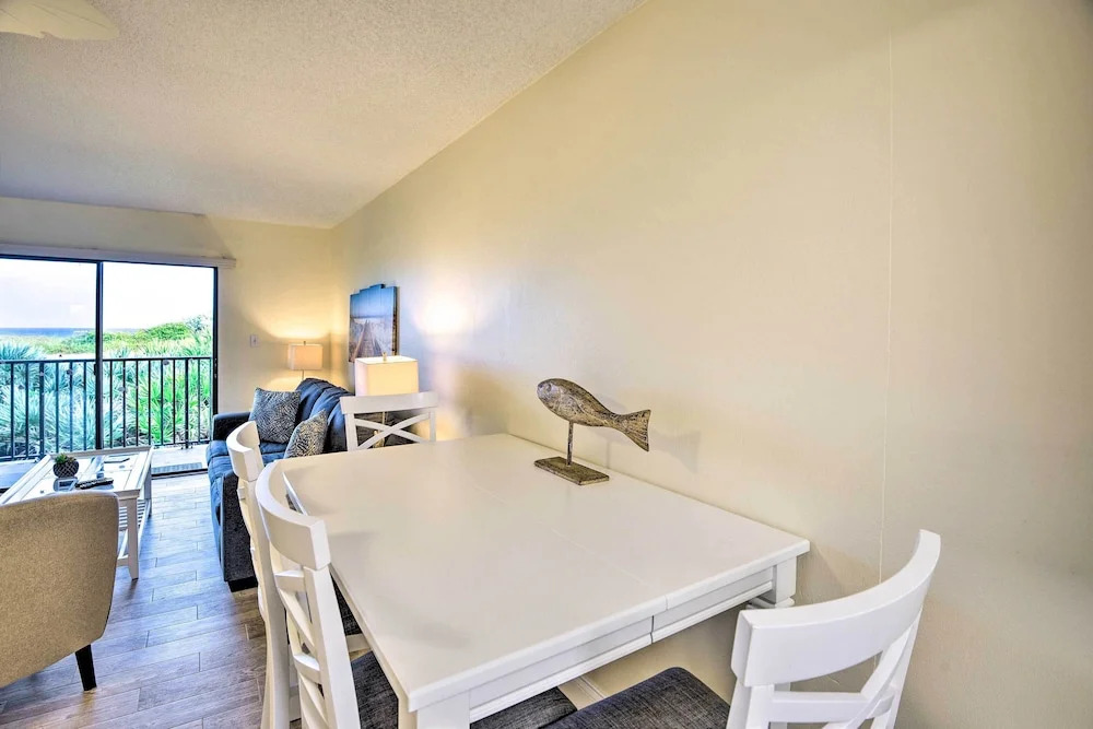 Sun-soaked Condo w/ Balcony - Steps to Beach!