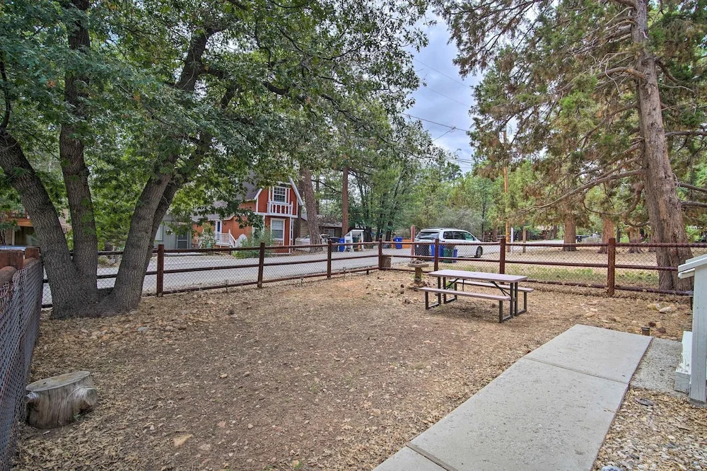 8 Mi to Big Bear Lake & Village: Sugarloaf Cabin