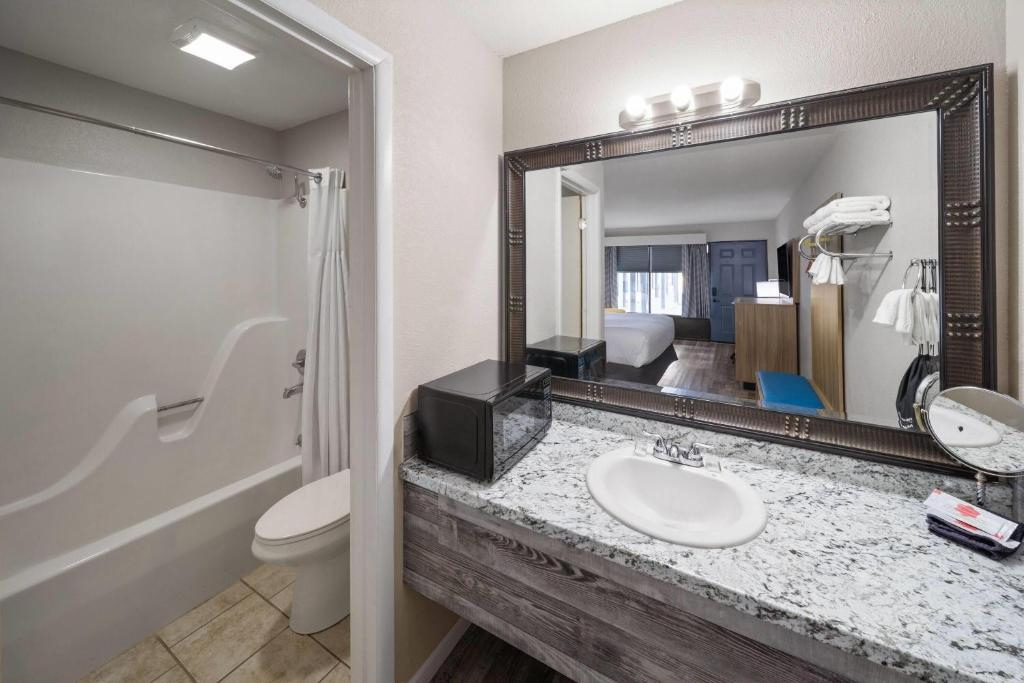 Days Inn by Wyndham Branson Ozarks