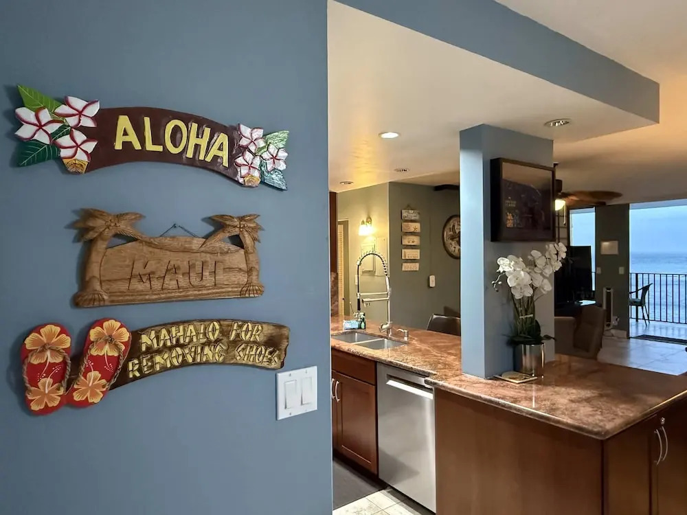 Whale Watching Oceanfront Escape Molokai Views Cool Tropical Breezes