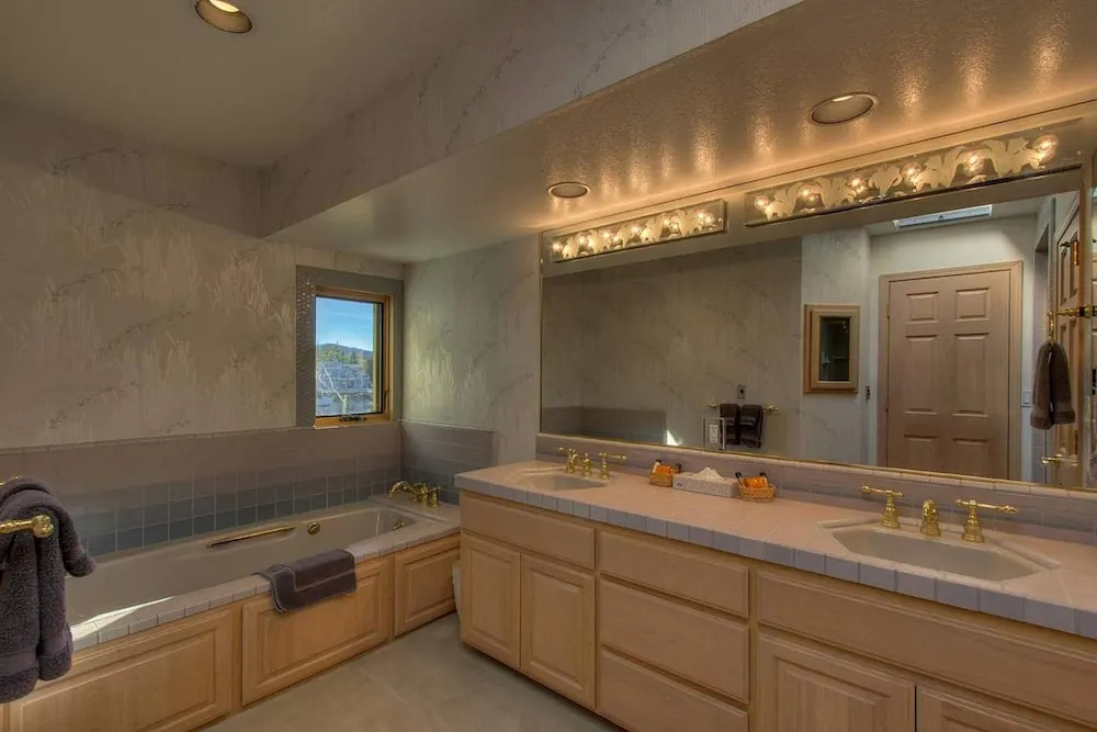 Beach Drive Beauty by Lake Tahoe Accommodations