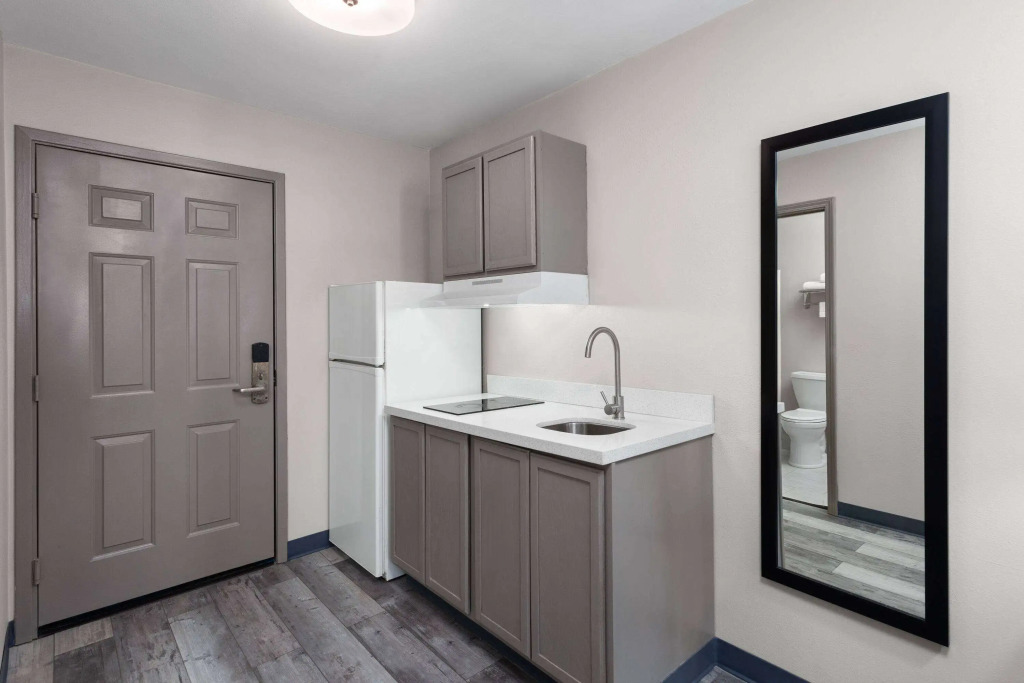 Days Inn & Suites by Wyndham Sellersburg