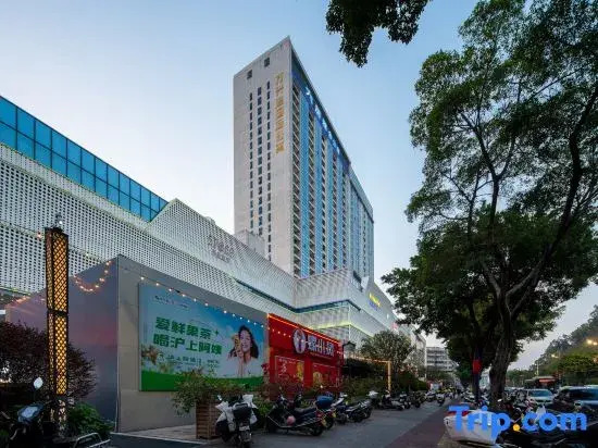 Live Hotel (Jiangmen East Railway Station Jianghai Square)