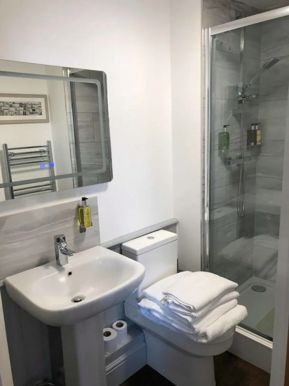 The Wheatsheaf Pub, Kitchen & Rooms