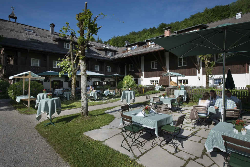 Romantik Hotel Die Gersberg Alm mit Panoramablick auf Salzburg und Outdoor Pool ab Mai