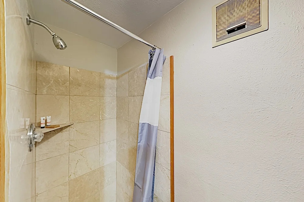Updated Treehouse W/ Heated Pool & Hot Tubs 2 Bedroom Condo
