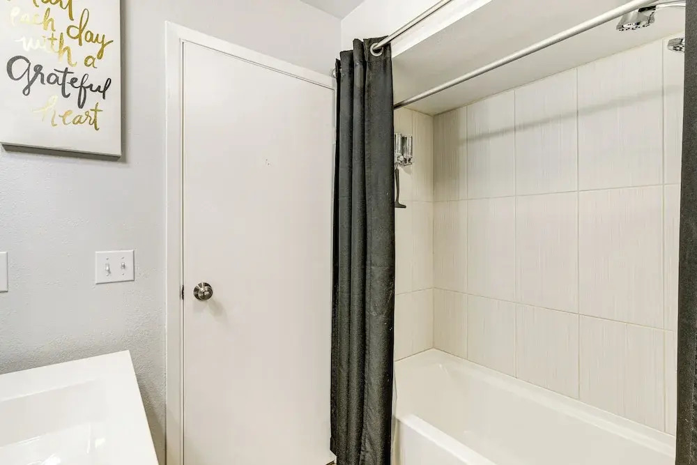 3 Mi to Dtwn: Apt w/ Shared Sauna in Anchorage