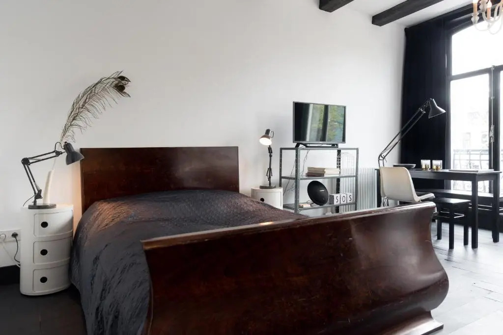 JoyJoyJoy the Black Beauty ecolicious studio in a canal house with French balcony with view on the canals