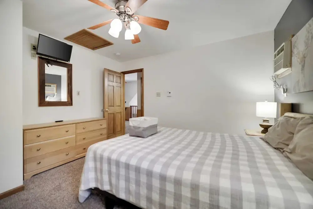 Woodland Oasis by Avantstay Hot Tub, Firepit, Walk to Lake