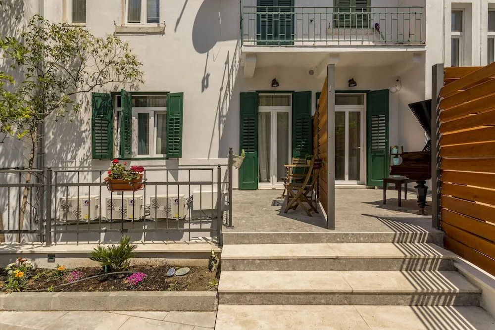 Evala luxury rooms with pool and garden