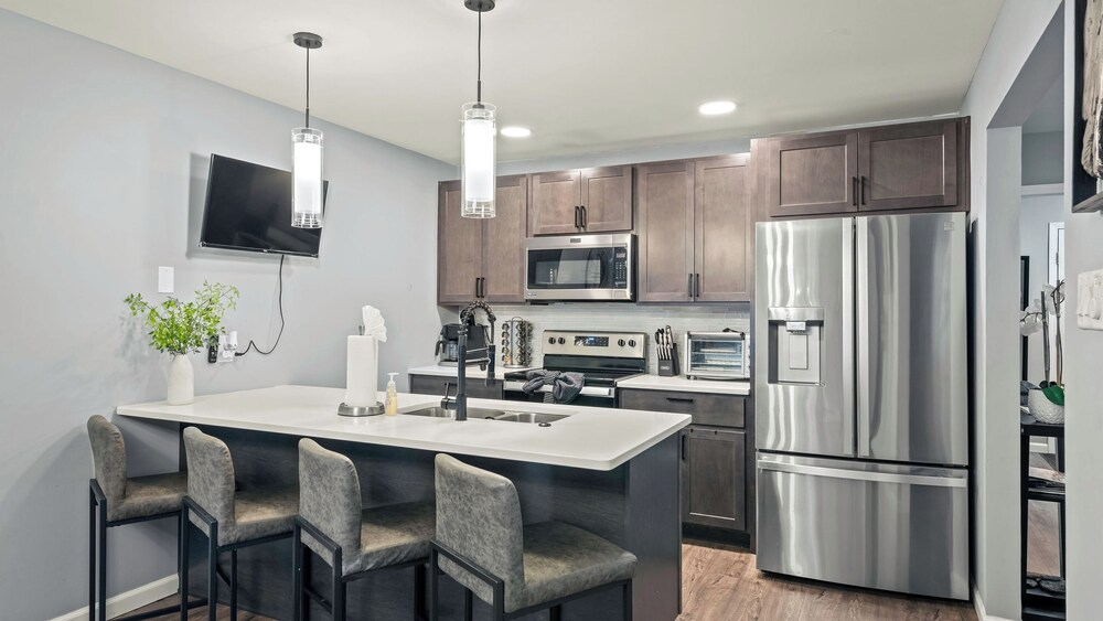 Lakeside Haven Ping Pong, Fire Pit & Mins to Big Boulder & Lake Harmony