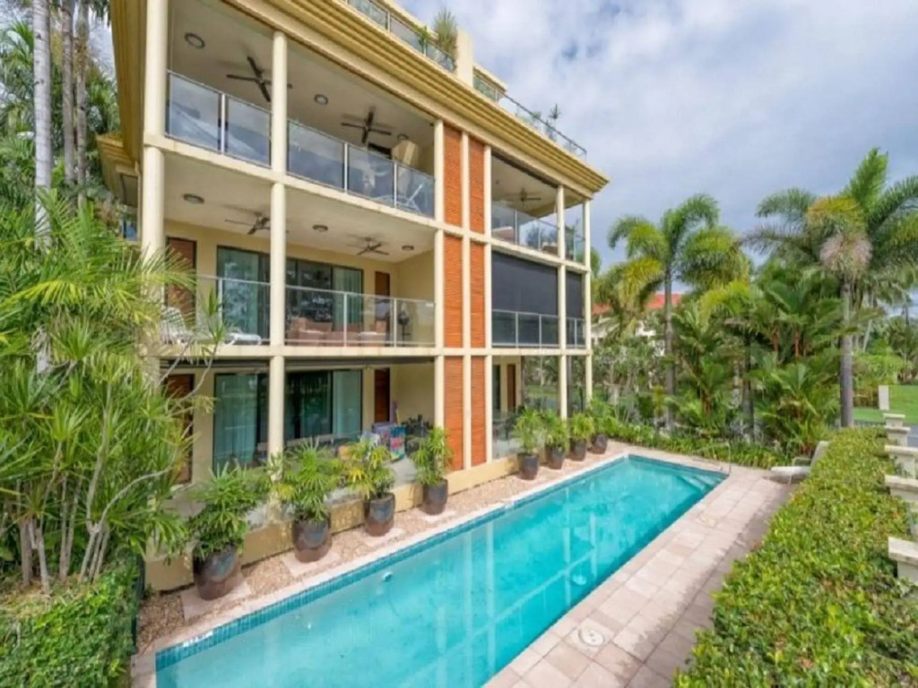 Cairns Beach Holiday Apartment