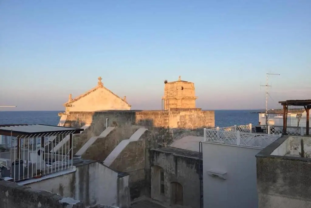 Historic Apartment in centre of city 100m to sea