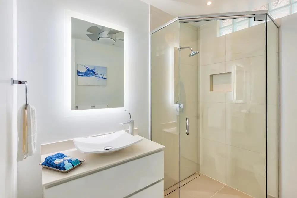 Modern Ocean View Villa, Huge Lap Pool, AC, Free Wifi, Sat TV, Beach Access