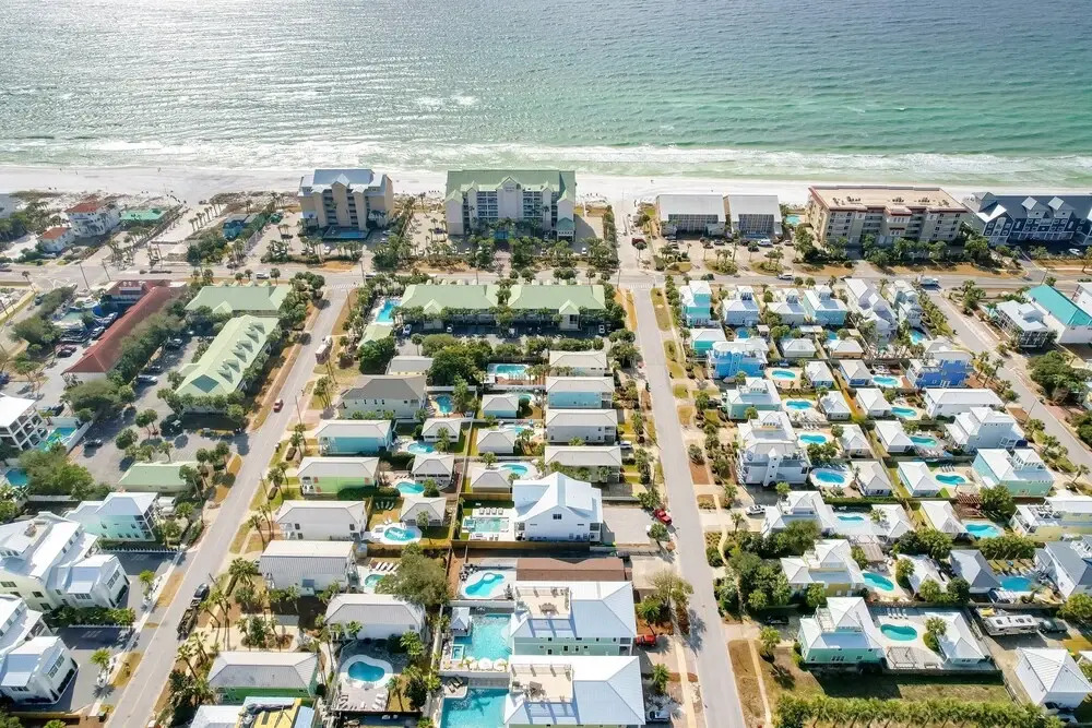 Monarch by Avantstay Stunning Estate 1 Block to Beach, Swim Up Bar, Hot Tub, & Rooftop Views