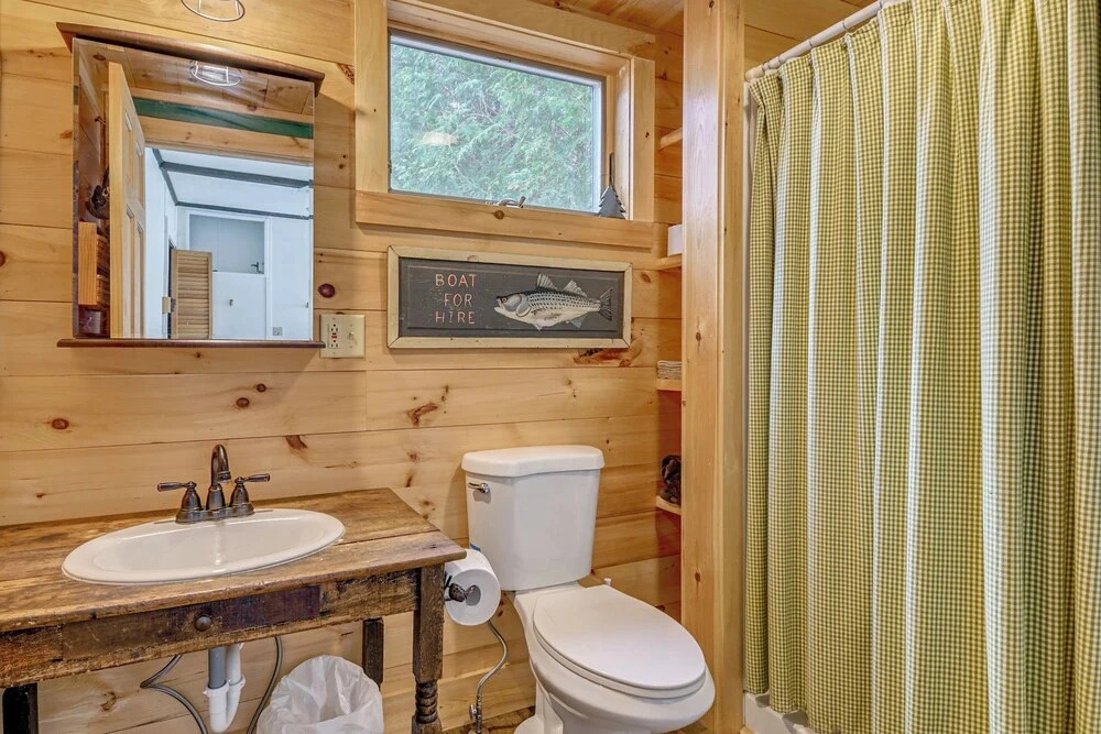 Cabin w/ Shared Beach & Great Views, Walk to Town