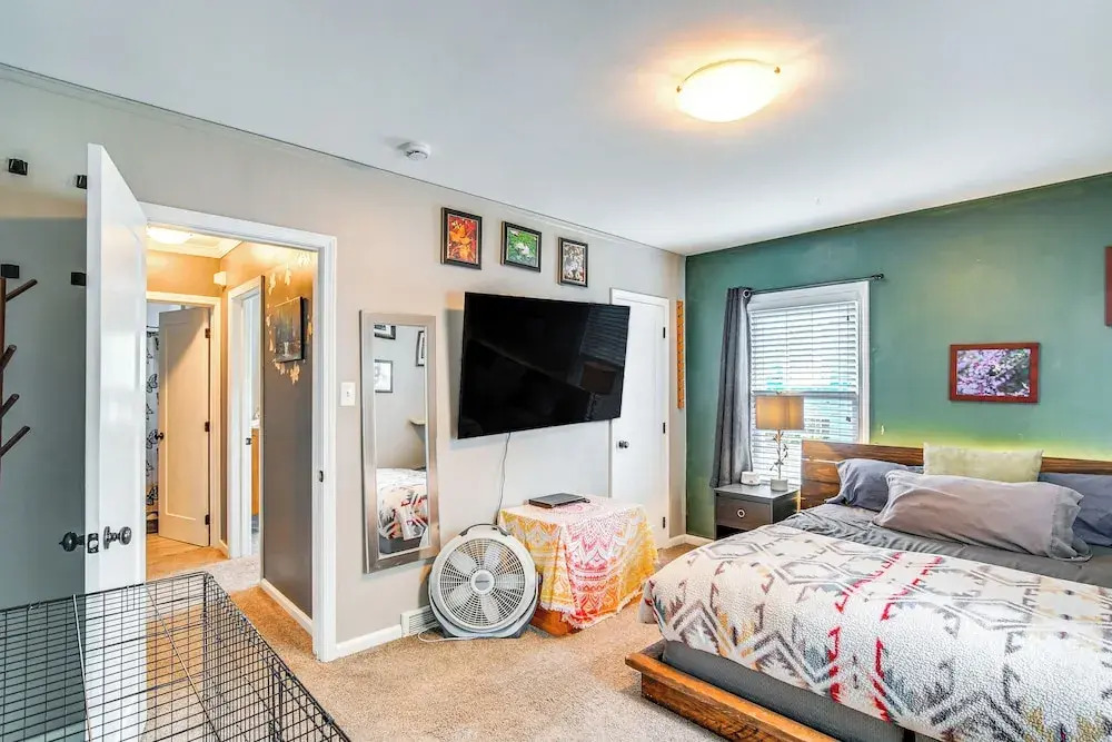 1 Mi to Valley Junction: Pet-friendly Iowa Home