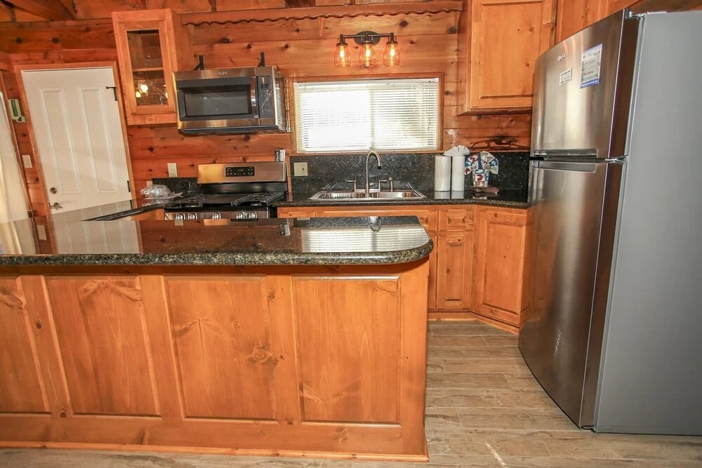 Ohana Lodge - Cozy Newly Remodeled one Bedroom Plus Loft, Cozy Fireplace. Walk to Shuttle! 1 Home