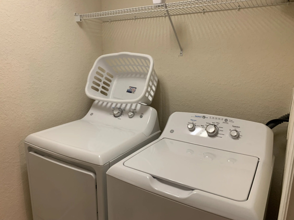 Ground floor unit lake view, best location, Davenport, US