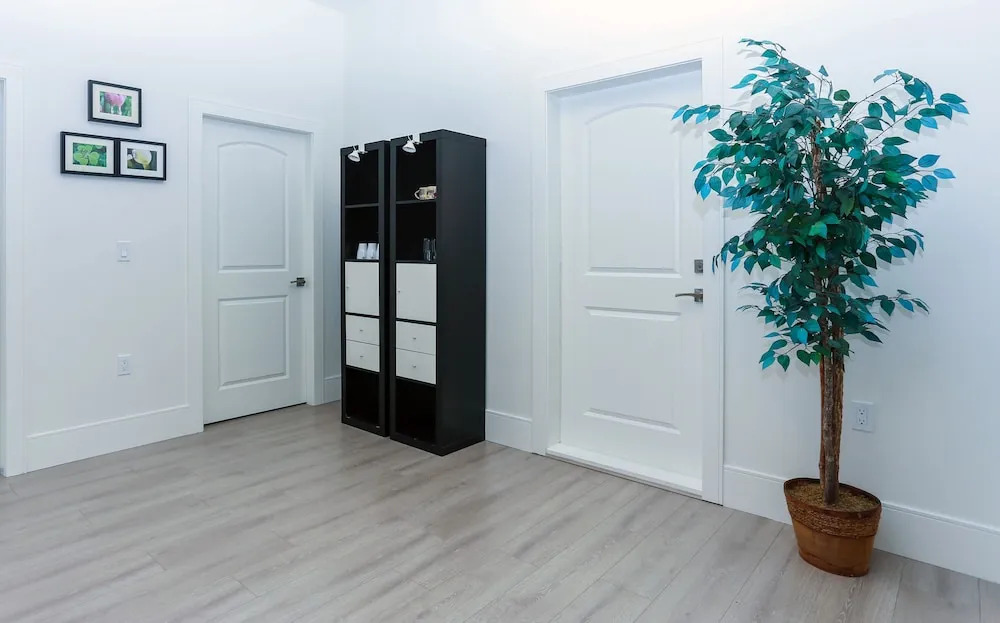Tasteful 2 Bedroom Suite near Marine Gateway by Elevate Rooms