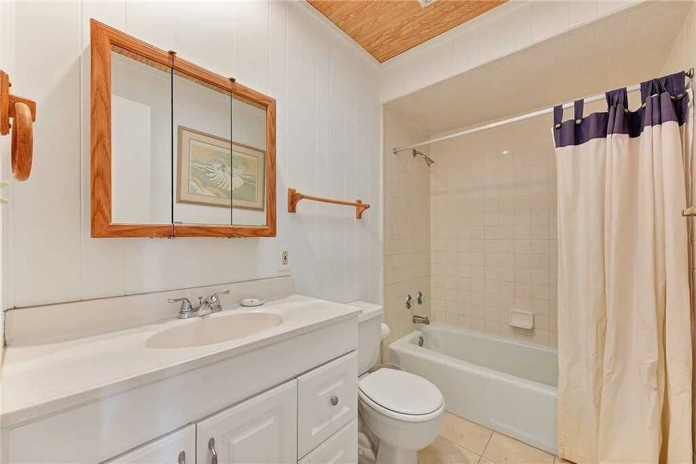 Harmony Beach House, 3 Bedrooms, Sleeps 6, Ocean Front, Large Deck