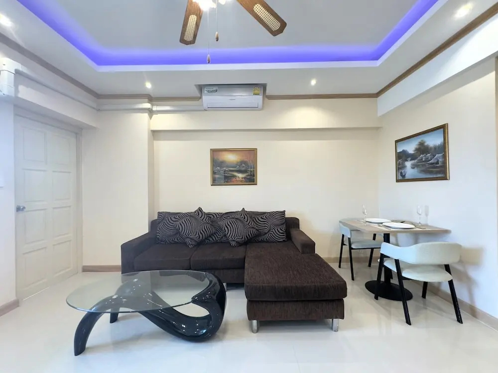 Stylish 1-bedroom Corner Condo Near Thepprasit Night Market -keha Condominium