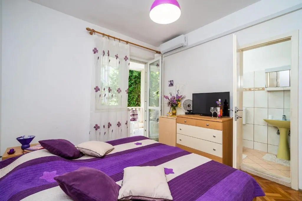 Apartments & Rooms Mara & Petrunjela