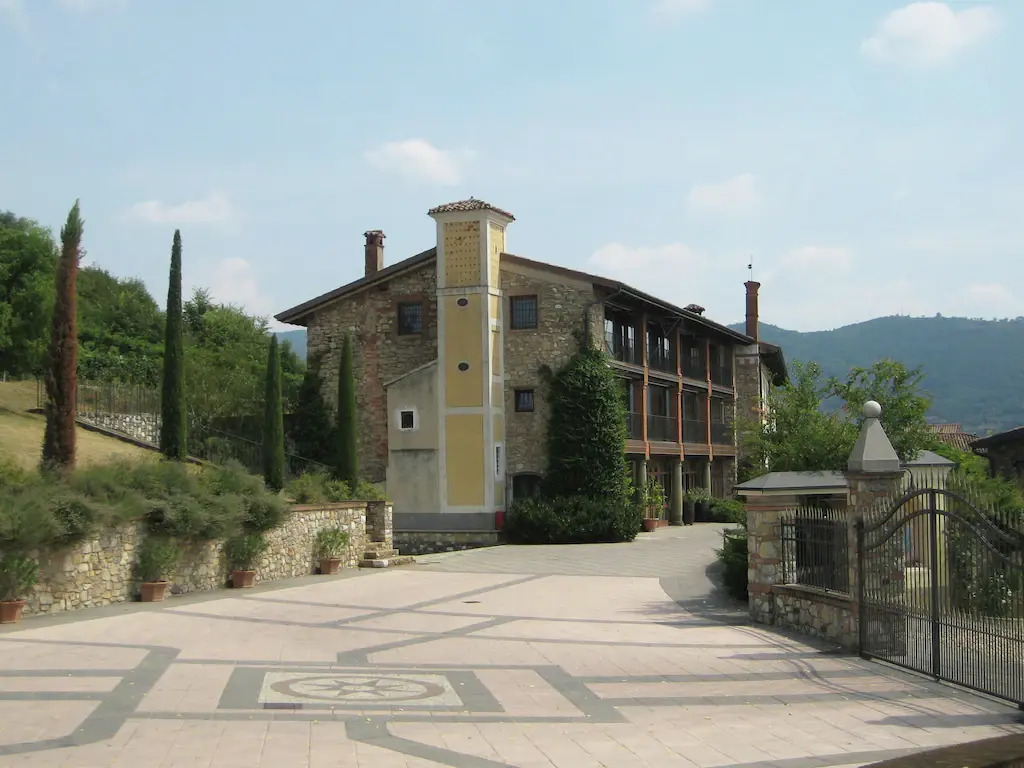 Snug Apartment in Monticelli Brusati near lake Iseo