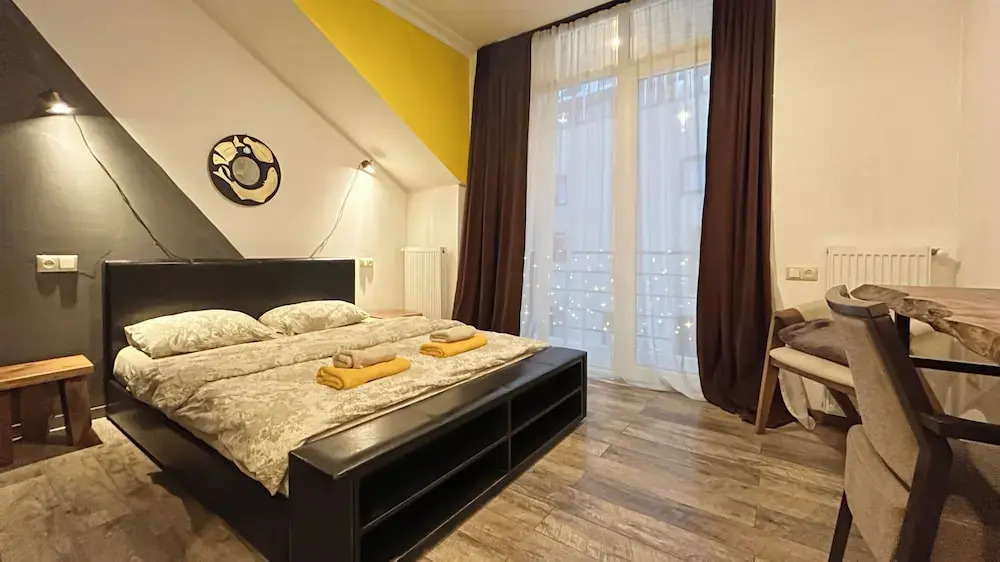 Mestia Retreat Sleeps 12 With Garden