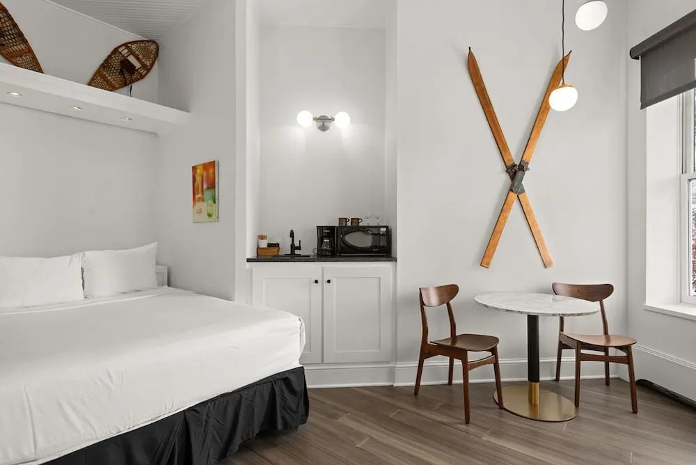Independence Square Lodge by Frias