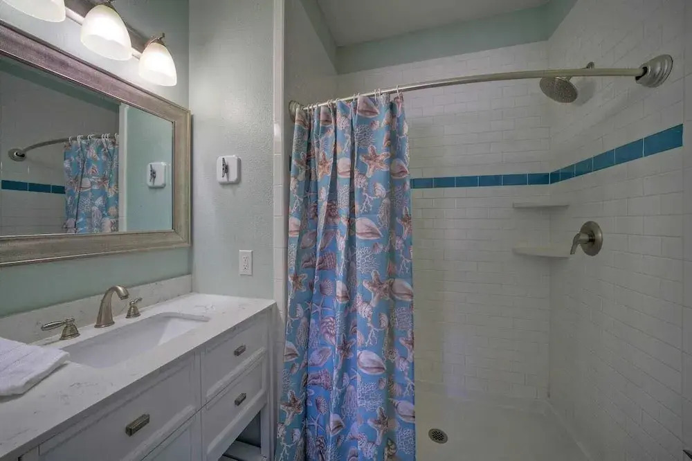 Sleeps 23, 2 Beachside Homes Resort Pool, Walk to the Beach, Balcony + Yard
