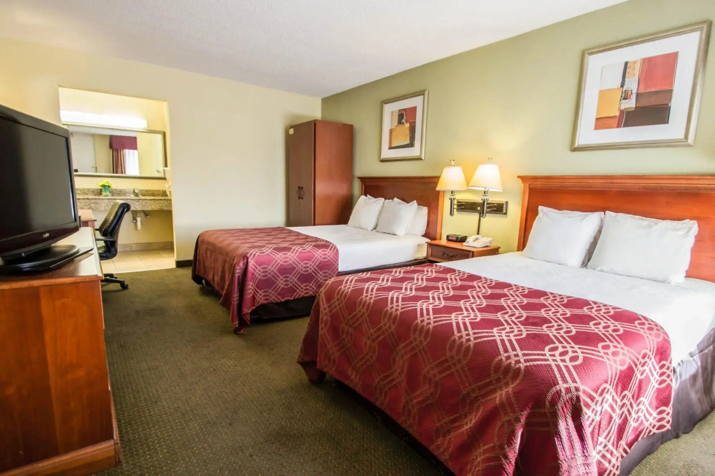 Econo Lodge Inn And Suites Near Florida Mall