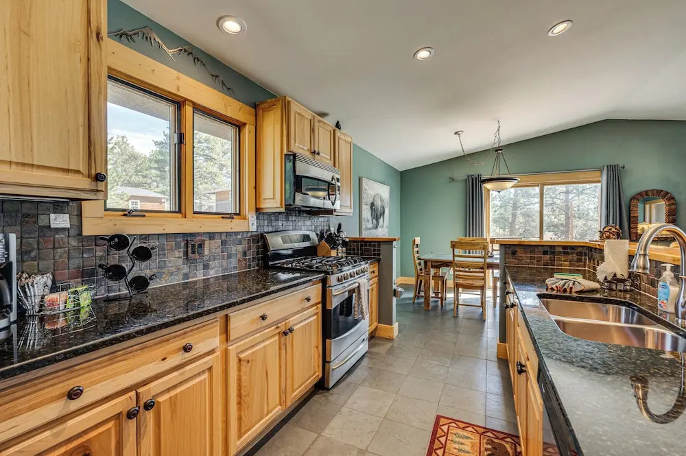 Estes Park Home w/ AC - 1/2 Mi to Lake & Downtown!