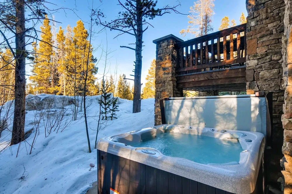 Bear Tracks Lodge