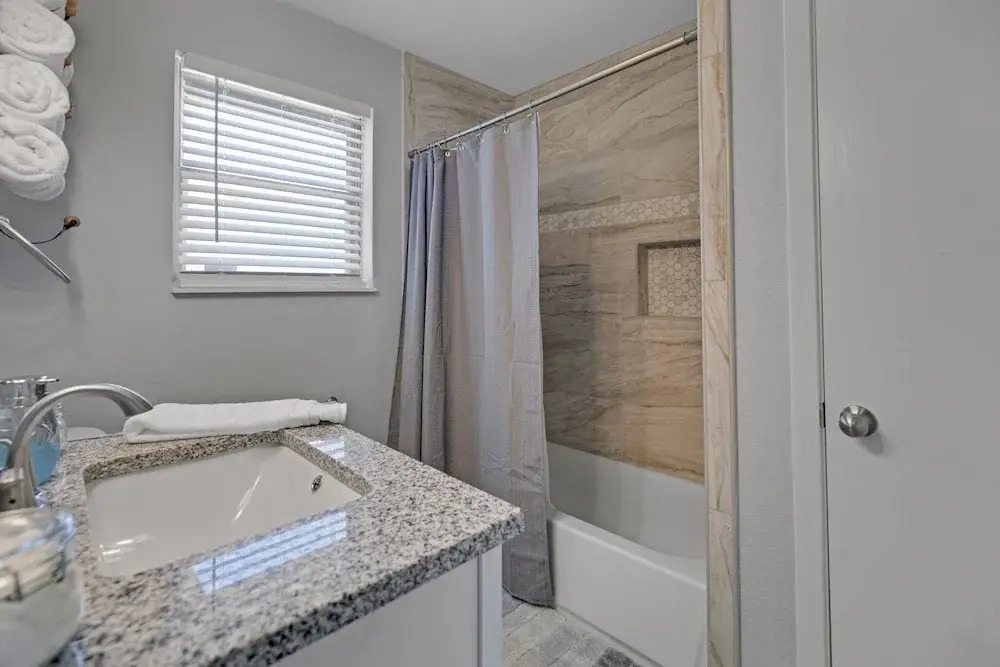 Beautiful Pet Friendly Home In Central Location! 4 Bedroom Home by Redawning