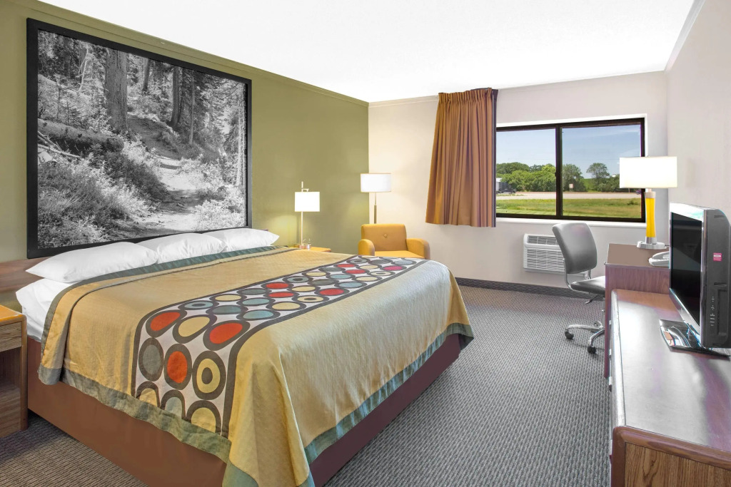 Super 8 by Wyndham Windsor/Madison North