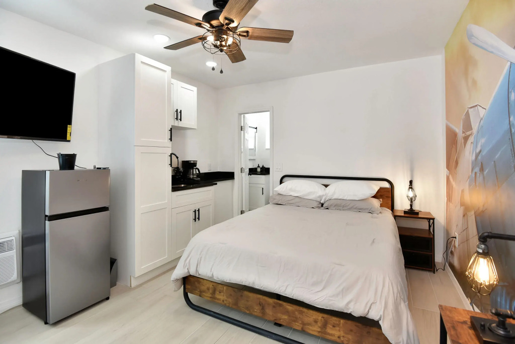 Studio Suite Queen Bed Kitchen Walk In Shower 3