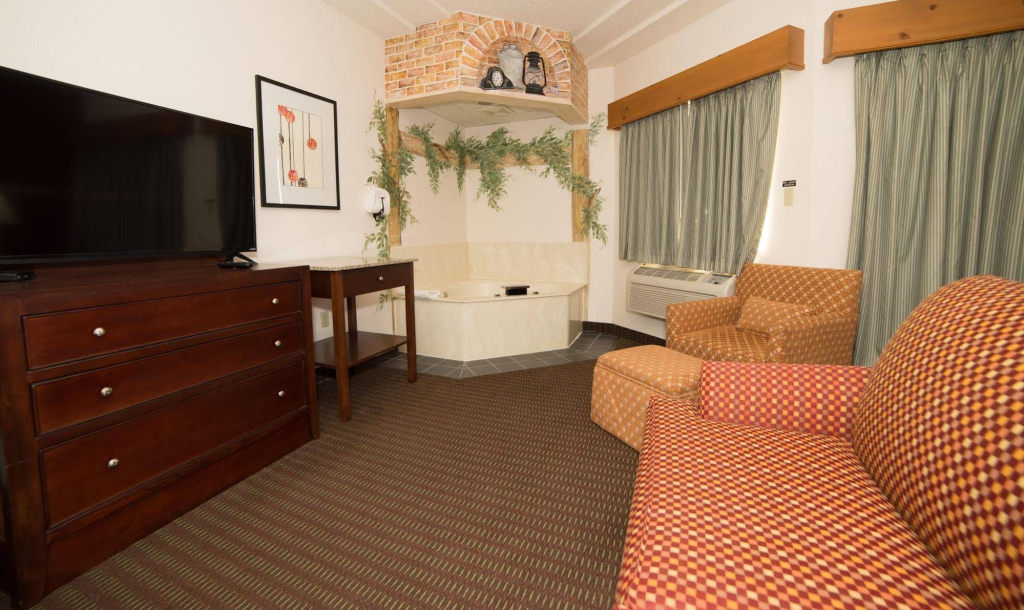 HomeTown Inn & Suites