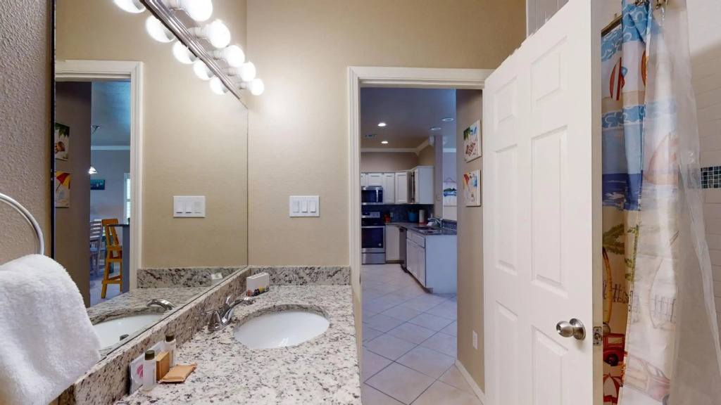 SFH201 Newly Renovated Ground Floor Townhome, Shared Pool, Near Beach
