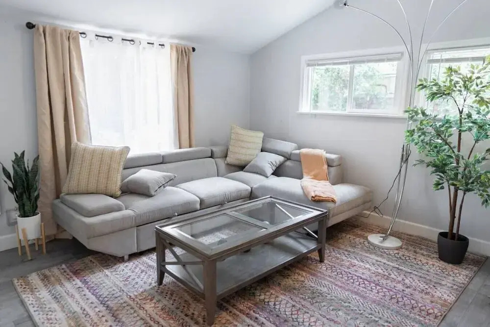 Updated 1BR House in Glendale With Private Fenced Yard p55