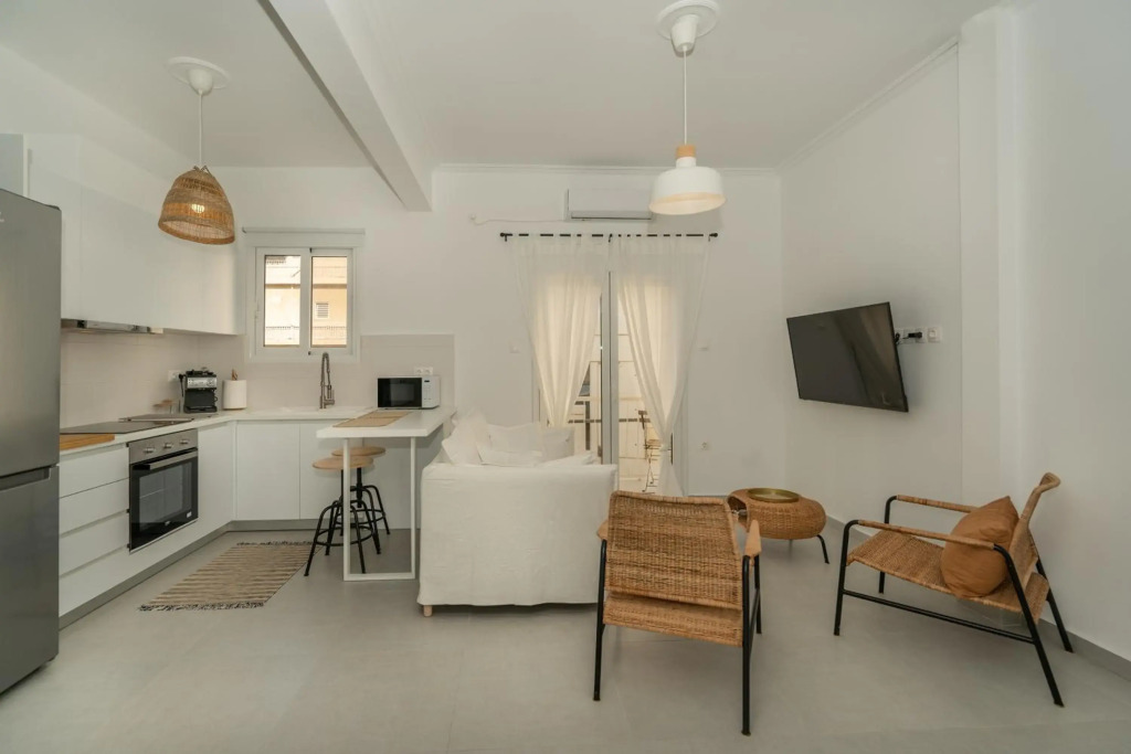 Cozy 2bd apt. 1 min from sea