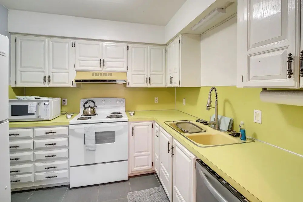 Dog Friendly! Hot Springs Condo w/ Private Balcony