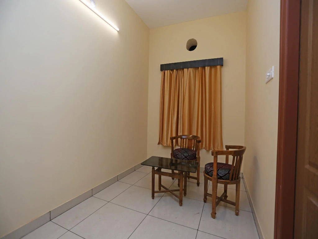 OYO Flagship 27030 Hotel Blue Bell